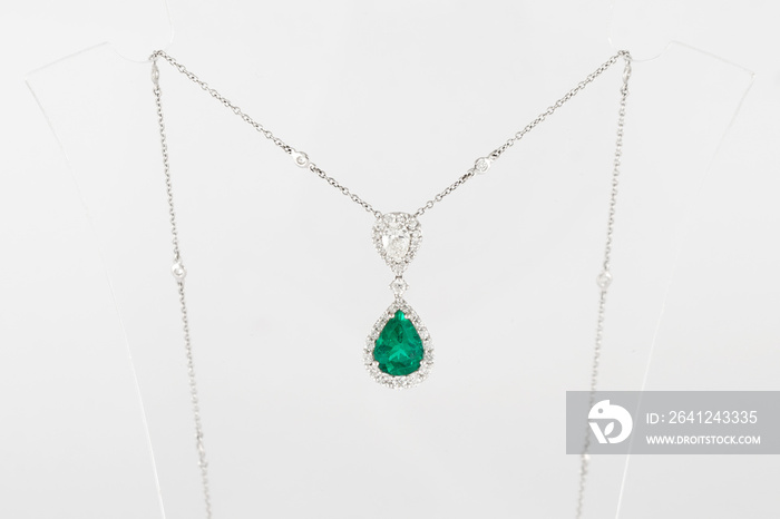 镶有绿色宝石和钻石的奢华白金吊坠。