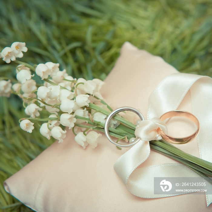 带花束的白金结婚戒指