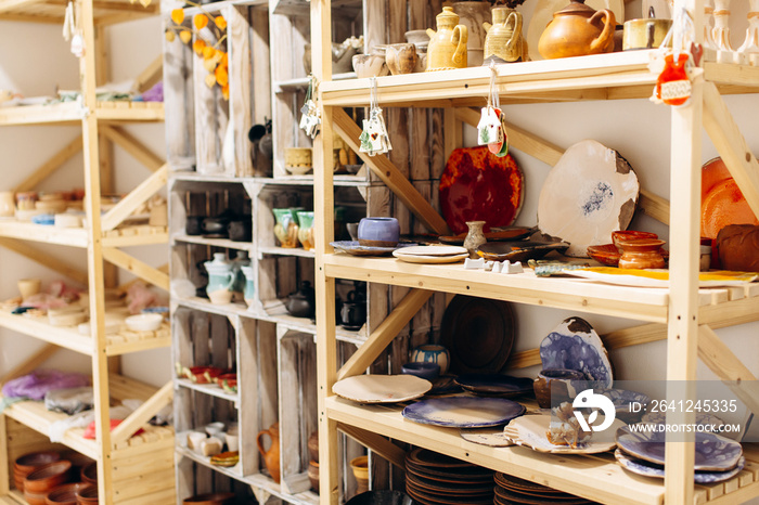 创意陶艺工作室内部，包含陶器元素和装饰工具