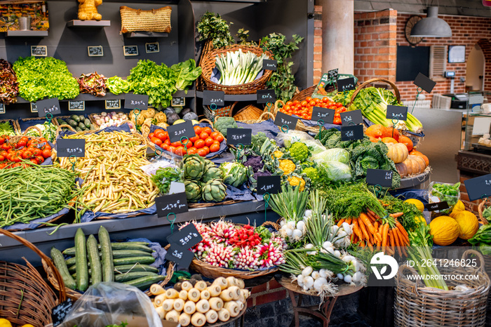 市场柜台上各种组织精美的水果和蔬菜