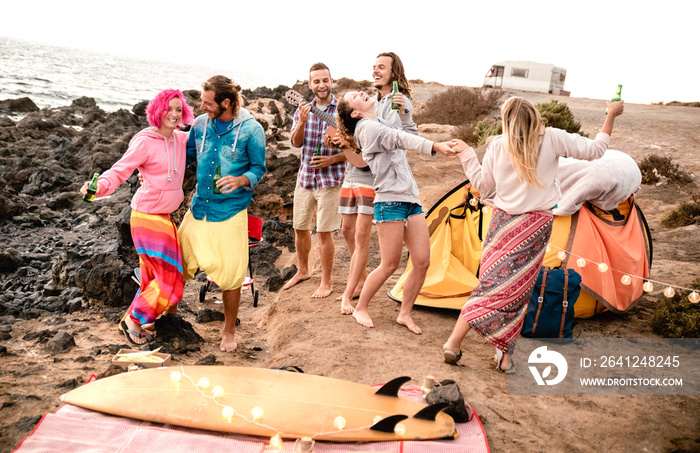 嬉皮士朋友在露营时一起在海滩派对上玩得很开心-Wanderlust和另类trav