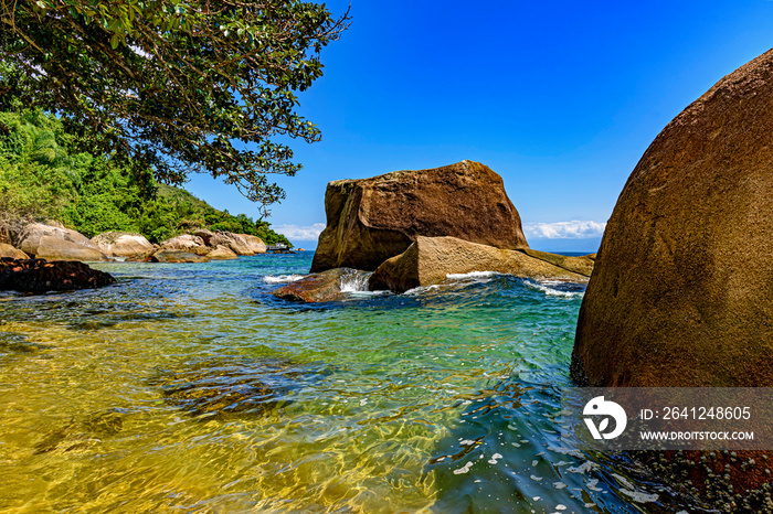 Angra do Ilha Grande森林环绕的绿色透明海水天堂海滩