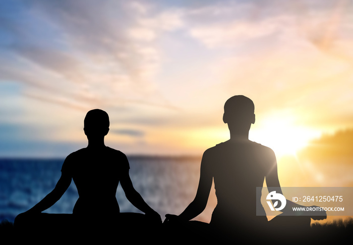 正念、灵性和户外瑜伽——情侣在阳光下莲花冥想的剪影