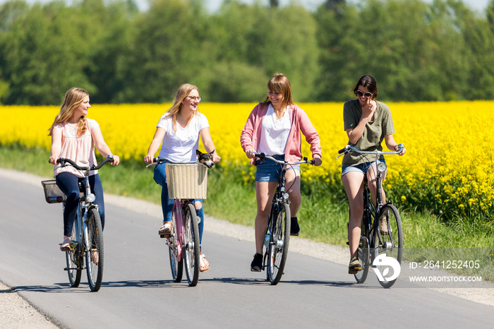 Freundinnen machen eine Radtour