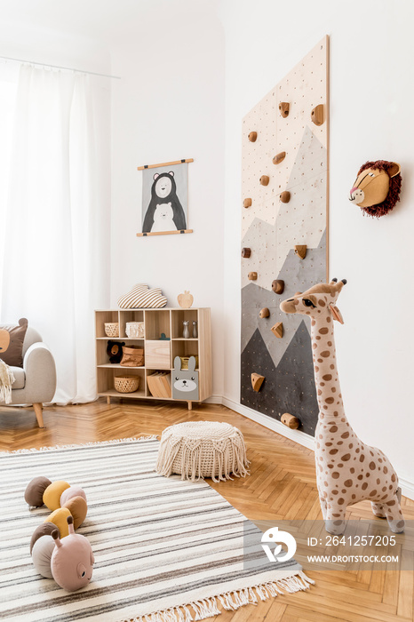时尚的北欧儿童室内设计，配有灰色沙发，现代儿童攀岩墙，des