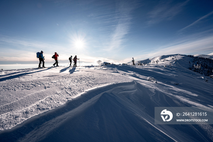 登山者在山区进行野外滑雪徒步旅行。在高山景观中进行滑雪旅行，并伴有积雪