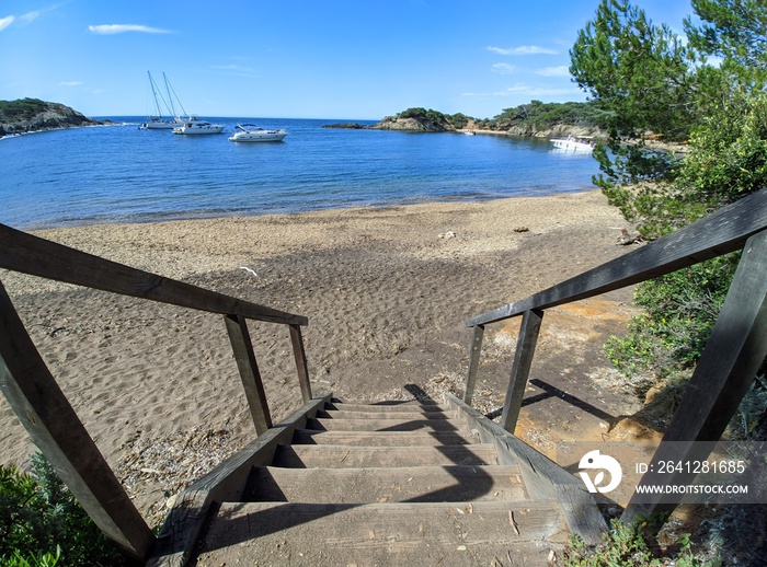 Île de Porquerolles à Hyères, calanques rocher et belle plage de sable blanc, plus bel endroit deur