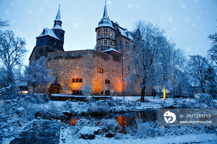 冬季风景中的德国童话城堡。德国黑森州的罗姆罗德城堡