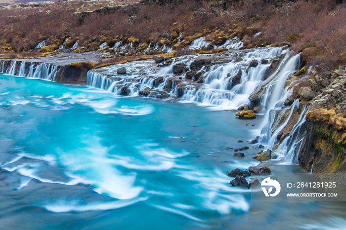 冰岛的Hraunfossar和Barnafossar瀑布