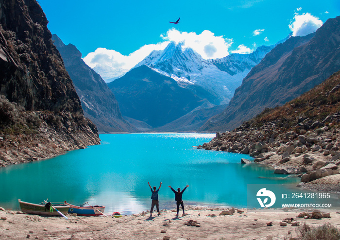 casal de braços erguidos na Laguna Parón, Peru