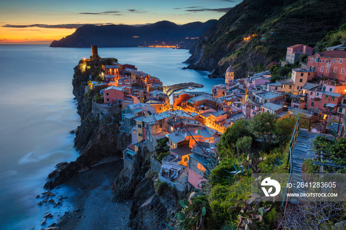 Vernazza村。日落时Vernazza（意大利五渔村）的图像。