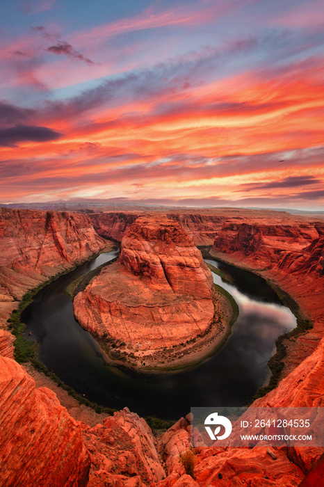 美国亚利桑那州大峡谷附近风景如画的日落马蹄弯和美丽的科罗拉多河。旅行社