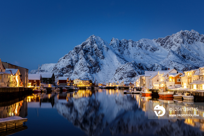 蓝色时刻和挪威房屋和船只的温暖灯光