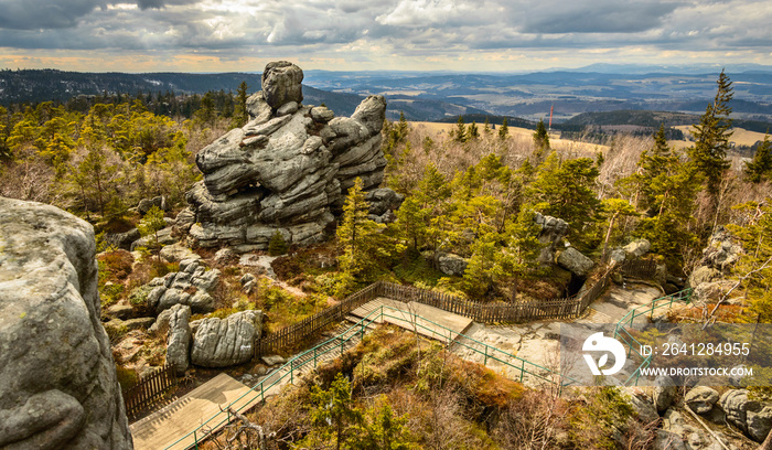 Szczeliniec Wielki景观公园的岩石，一个带自然步道的自然景观。