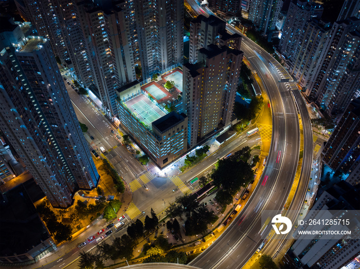 无人机夜间飞越香港城市