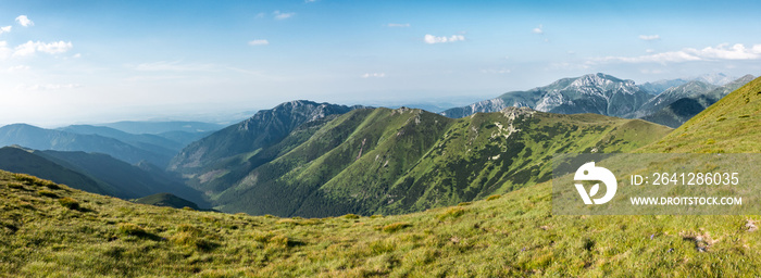 蓝天下令人惊叹的夏季山脉全景