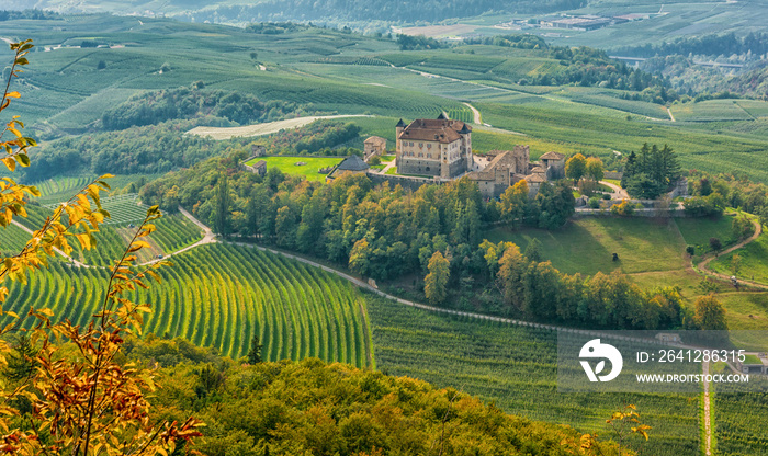 Castel Thun的秋季景观，位于特伦蒂诺A下瓦尔迪农的Ton社区
