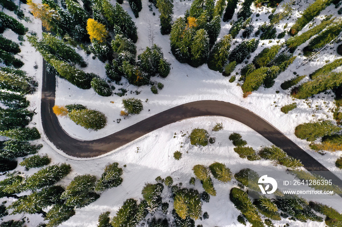 冬季多风道路的无人机鸟瞰图