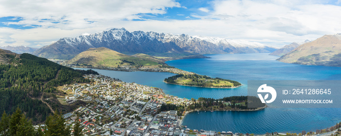 ニュージーランド　クイーンズタウンのボブズ・ヒル山頂の展望台からのワカティプ湖とリマーカブルズ山脈と街並み