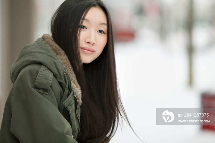 年轻的亚洲女人在城市里散步