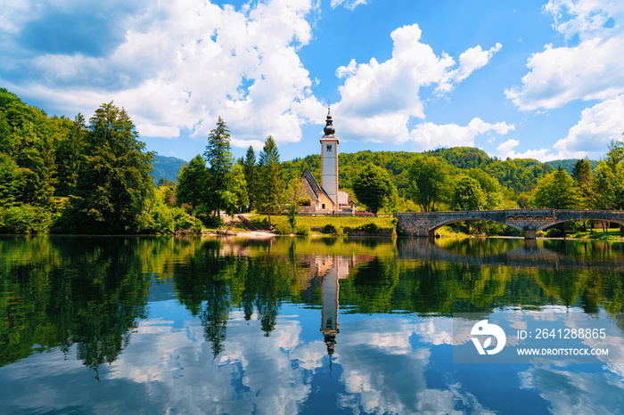 斯洛文尼亚Bohinj湖上的风景和圣约翰浸信会教堂。斯洛文尼亚的自然。蓝色的景色