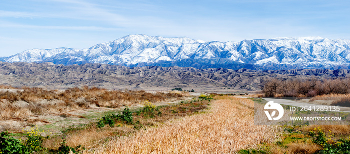 有雪山、荒地和黄色草地的景观，在圣哈辛托有一条徒步小径