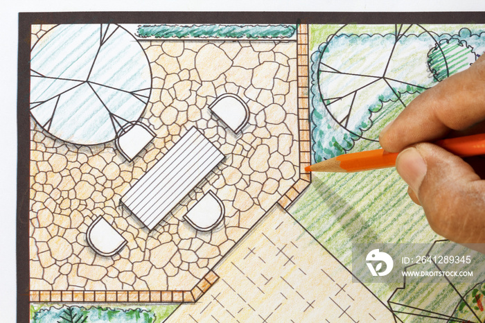景观设计师在后院花园平面图中设计庭院。