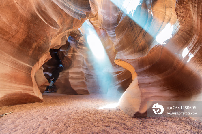 亚利桑那州佩奇上羚羊峡谷中流动的光线