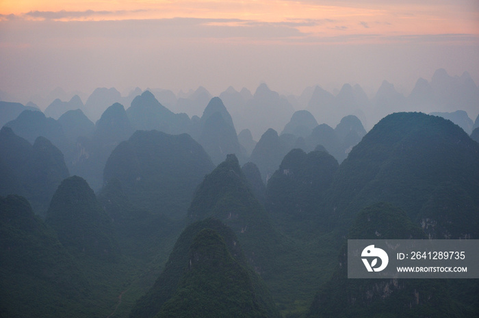 日落在中国桂林附近漓江的著名喀斯特山峰上。