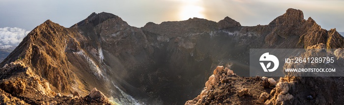 太阳从福戈火山口升起，阳光映照在海洋中。佛得角，福戈岛