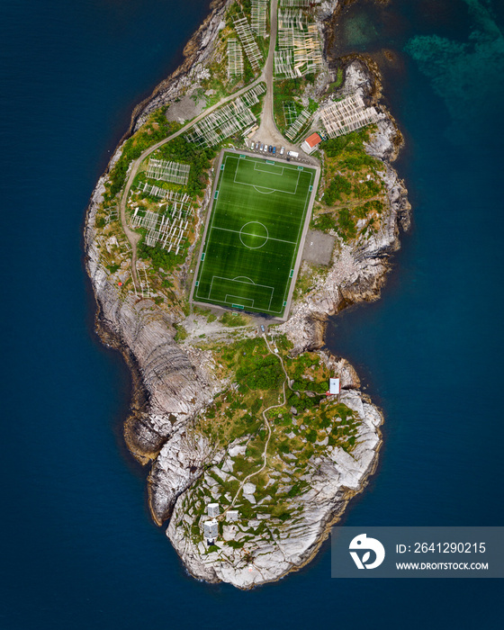 No Lofoten Henningser小村庄小岛上著名足球场的空中球场
