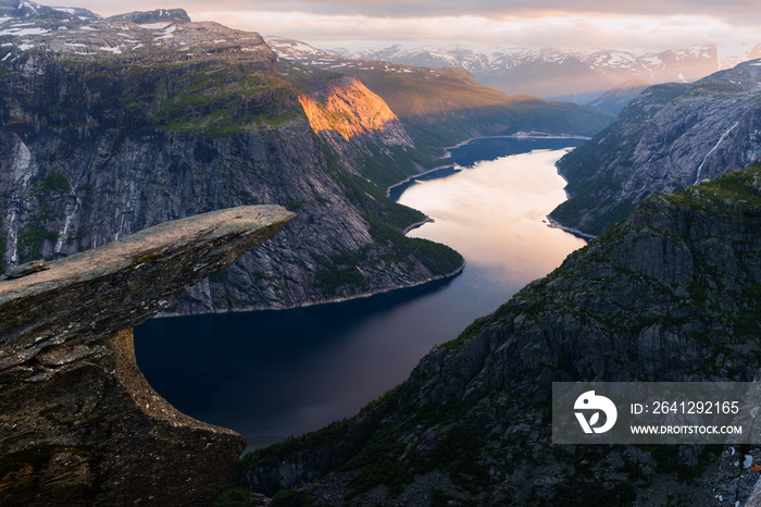 Trolltunga岩石的壮丽景色