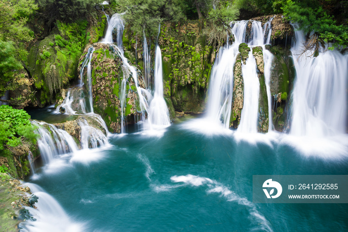 波斯尼亚和黑塞哥维那乌纳国家公园上的马丁·布罗德瀑布