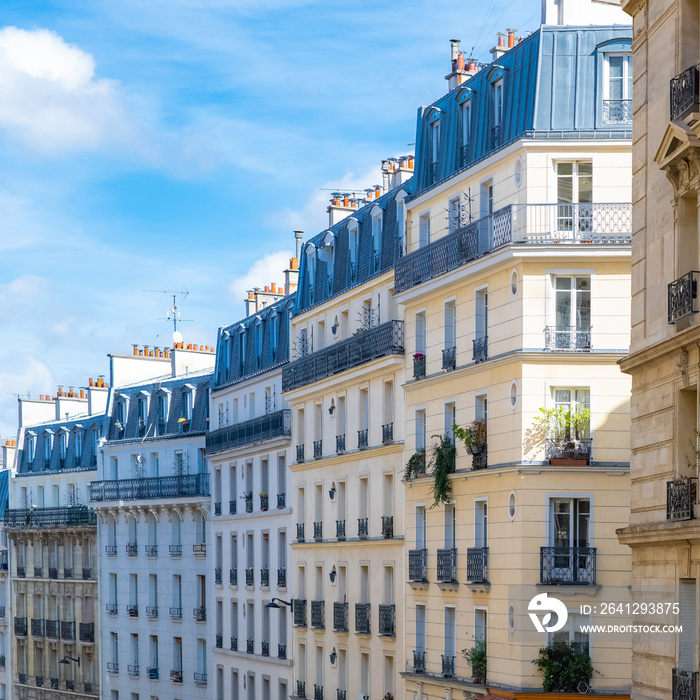 巴黎，典型的立面和街道，蒙马特附近美丽的建筑