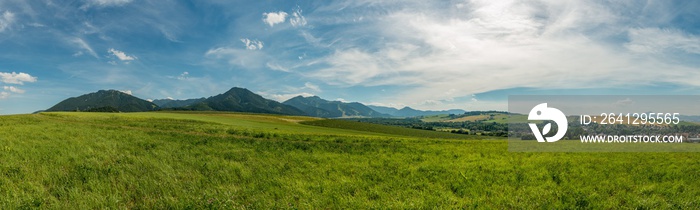 全景夏季山麓景观下塔特拉山脉