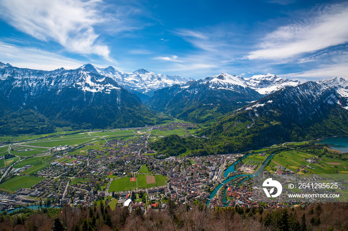 从瑞士哈德库姆风景点俯瞰因特拉肯和瑞士阿尔卑斯山，令人叹为观止