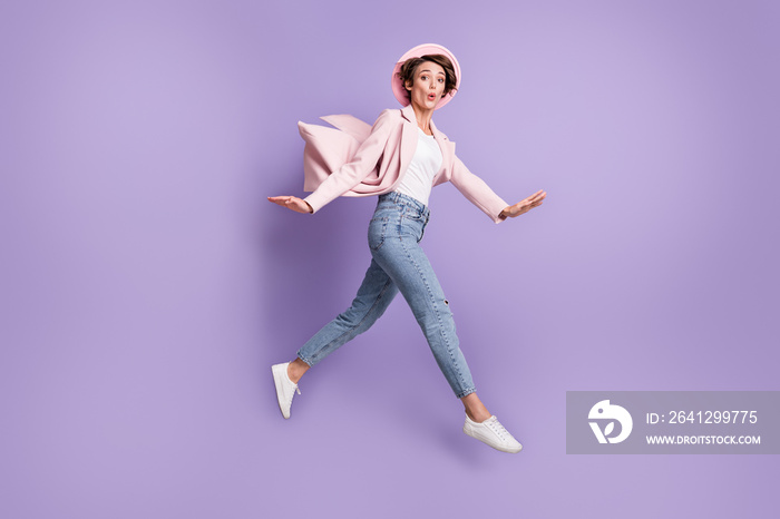 激动的疯狂年轻女子的个人资料照片跳跃飞行连衣裙时尚外套隔离在紫罗兰色上