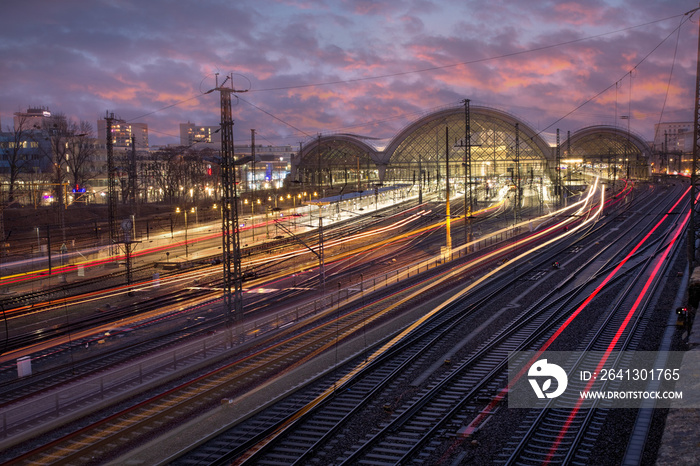 Zugverkehr am Abend in Dresden, Hauptbahnhof