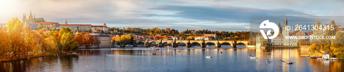 Panorama der berühmten Karlsbrücke über die Moldau in Prag, Tschechien, bei goldenem Sonnenuntergang