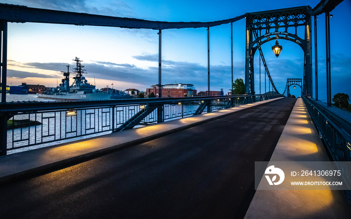 Kaiser-Wilhelm-Brücke in Wilhelmshaven, Dämmerung und Sonnenaufgang