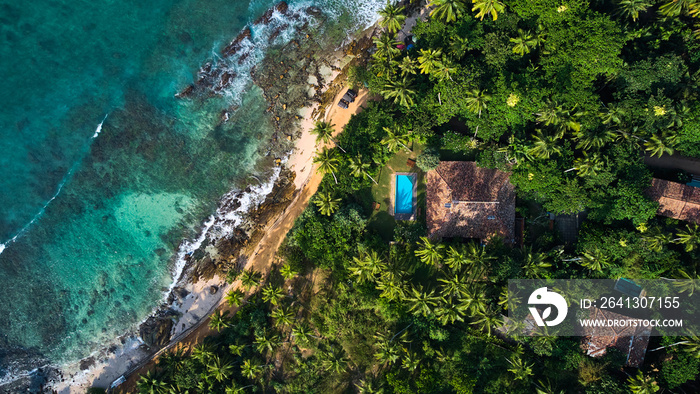 热带地区带游泳池的别墅鸟瞰图。斯里兰卡Hiriketiya海滩