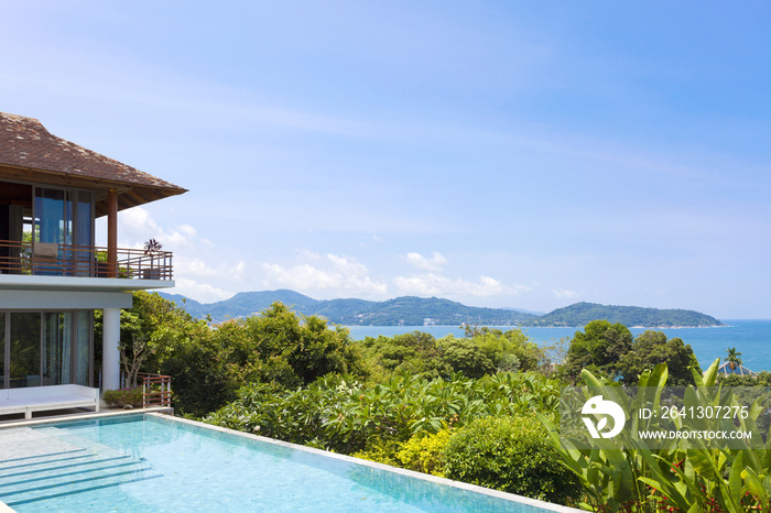 游泳池俯瞰安达曼海山和蓝天背景，暑假背景