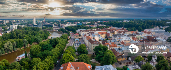 爱沙尼亚塔尔图镇的城市景观。塔尔图学生城的鸟瞰图。夏季夜景。