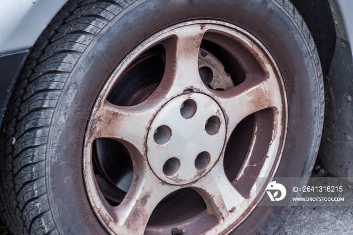 古い車の傷んだボディ　Damaged iron body of an old retro car