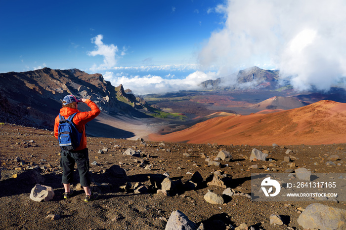 游客在滑沙步道上的Haleakala火山口徒步旅行。火山口的美丽景色