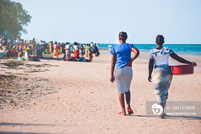 两名非洲妇女沿着海岸散步去买鱼。莫桑比克维兰库洛斯。