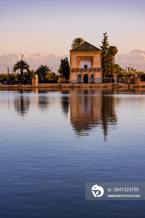 摩洛哥日落时分，Menara Gardens Pavilion倒影在水中