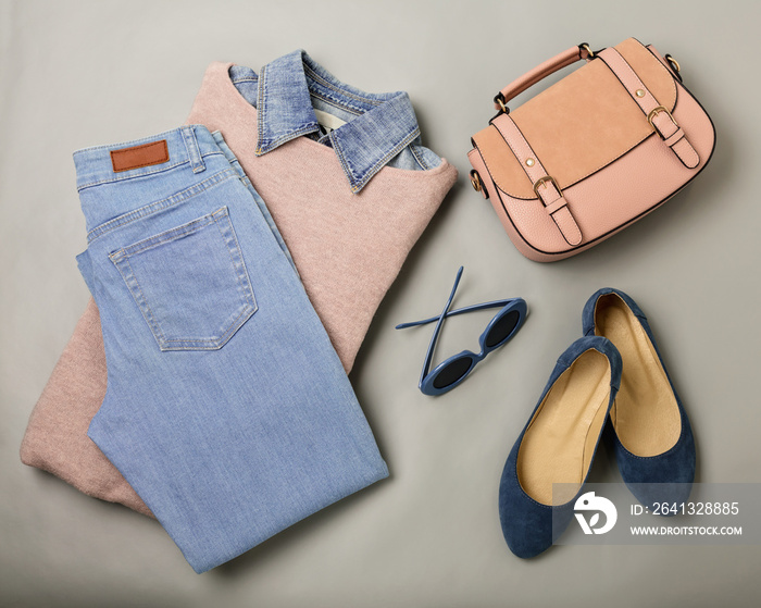 休闲女性时尚套装——牛仔裤、粉色连衣裙、手提包和太阳镜。gr俯视图