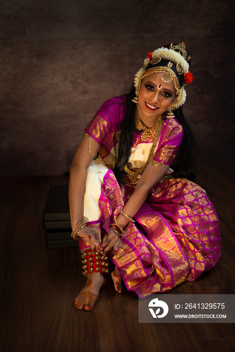 Bharatanatyam舞者穿上她的khungru