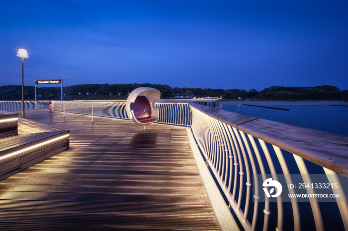 Auf der Seebrücke Koserow mit Blickrichtung Strand am frühen Morgen